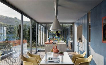 Der lichtdurchflutete Essbereich mit direktem Bezug zur Dachterrasse und Blick ins Tal.
