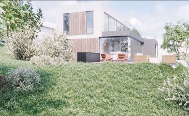Die Gartenseite mit großzügiger Terrasse, Panoramaverglasung und vorgelagerten Aufenthaltsflächen.